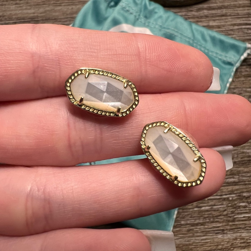 š„³SOLD Kendra Scott Mother of Pearl Ellie studs - Picture 3 of 5
